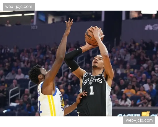 马刺文班亚马防守覆盖广 但犯规控制波动影响稳定性