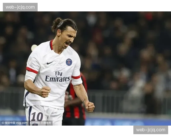 米内罗大腿拉伤情绪激动 队友拥抱安慰尽显团队温暖